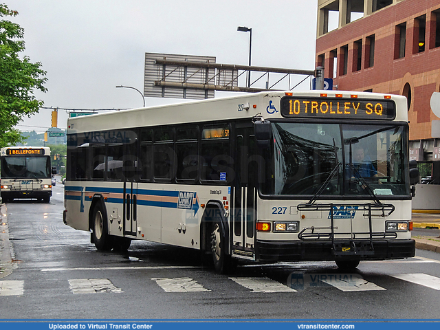 Delaware Area Regional Transit 227 on route 10
10 to Trolley Square
Gillig Low Floor
Front Street at Amtrak Station, Wilmington, DE
June 5th, 2017
Keywords: DART First State;Gillig Low Floor