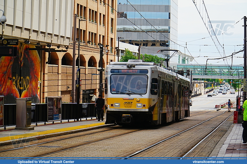 MTA Maryland Light Rail 5017 on Light RailLink
Light RailLink to Hunt Valley
ABB LRV
Howard Street at Baltimore Street, Baltimore, MD
Keywords: MTAMDLR;ABB