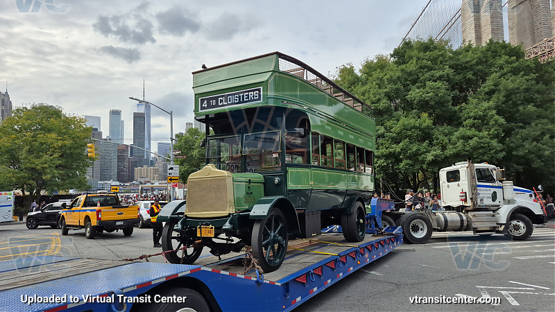 303 at New York Transit Museum's Bus Festival
Fifth Avenue Coach Company
