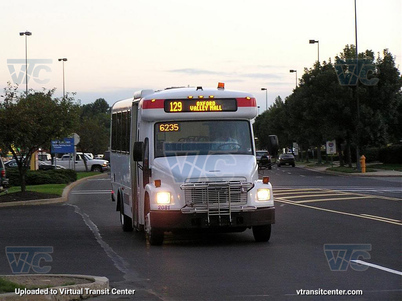 SEPTA 2081 on route 128
September 16th 2006
Keywords: SEPTA Bus;Freightliner