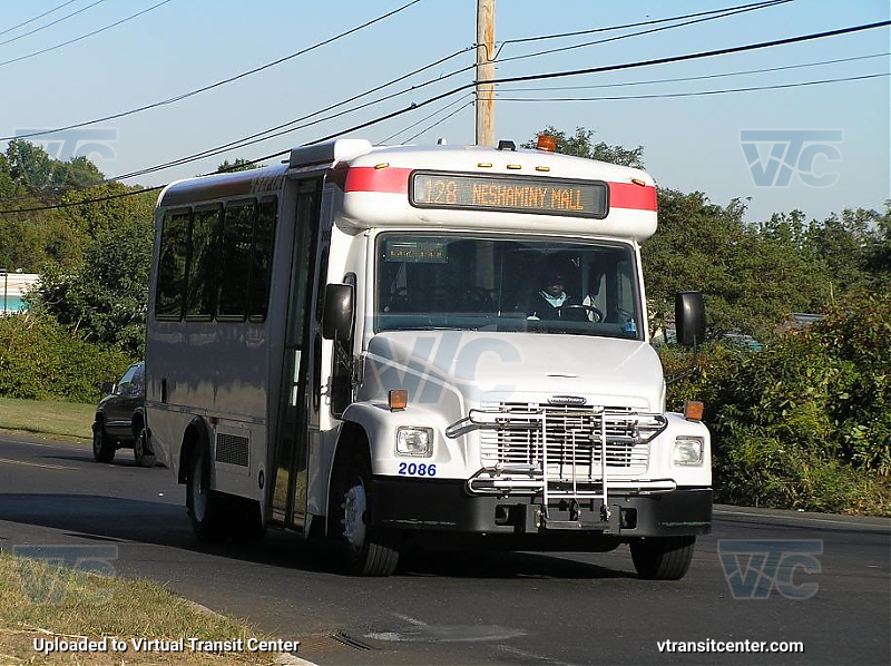 SEPTA 2086 on route 128
October 1st 2005
Keywords: SEPTA Bus;Freightliner