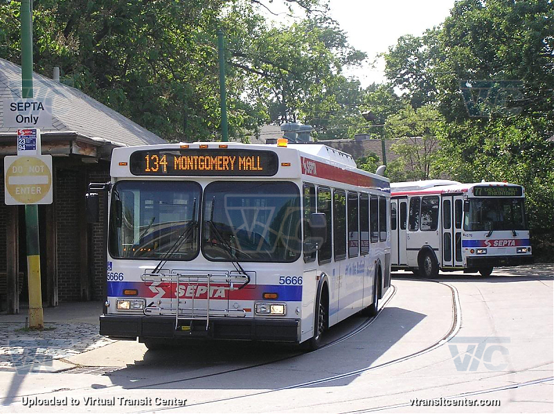 SEPTA 5666 on Route 134 and 4576 on Route 77
Route 134 to Montgomery Mall
Route 77 to Chestnut Hill via Jenkintown
May 29th 2006
Keywords: SEPTA Bus;Eldorado;New Flyer D40LF